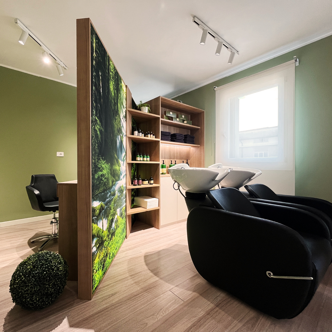 Immagine dell'area lavaggio del salone con focus sui lavaggi neri e dietro Physia T con telo retroilluminato